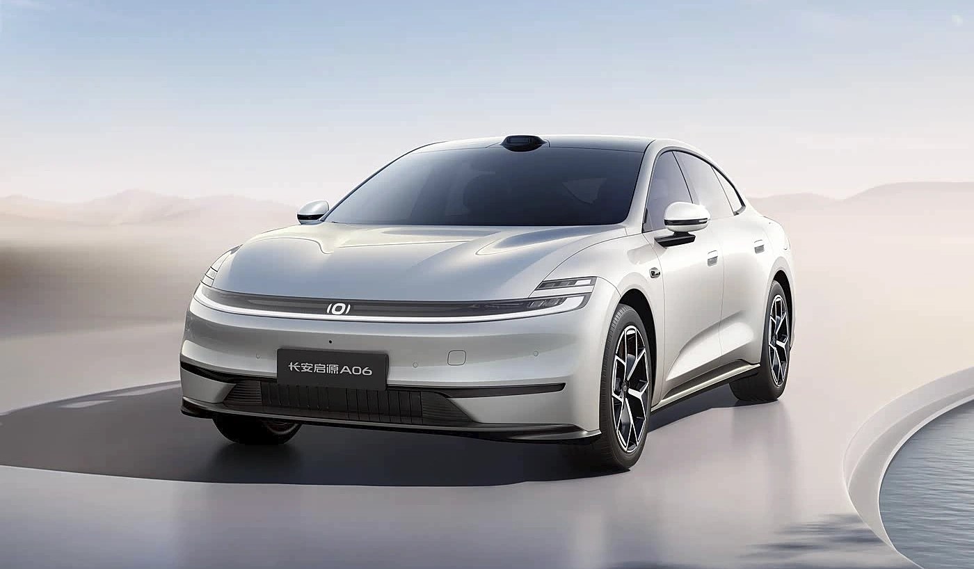 Changan Qiyuan A06 — среднеразмерный седан, вид три четверти спереди