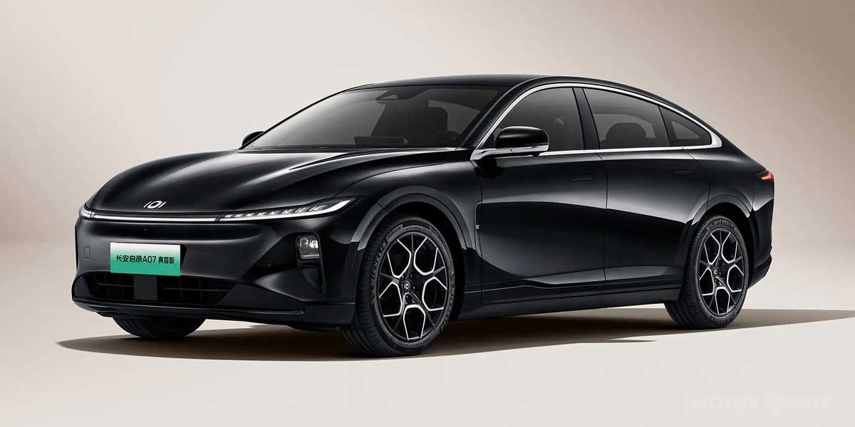 Changan Qiyuan A07 — седан-фастбэк, вид три четверти спереди